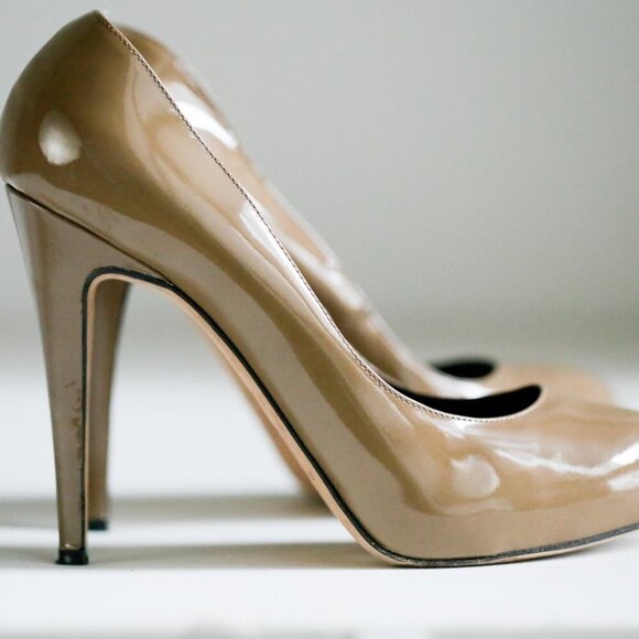 Brian Atwood Nude PAtent Leather Classic Heels - Picture 3 of 9